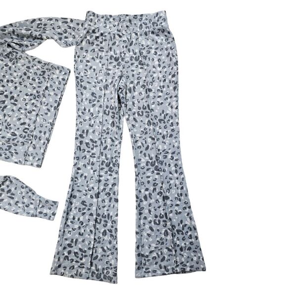 Cozie by Pink Rose Gray Crew Neck Shirt and Pants Leopard Print Set Size XS - Picture 5 of 5